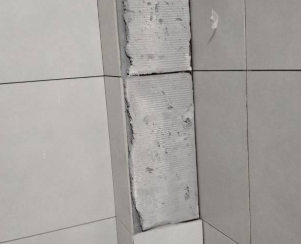 商水瓷砖空鼓维修公司分享下瓷砖施工前基层浇水润湿程度不足，可能导致以下问题